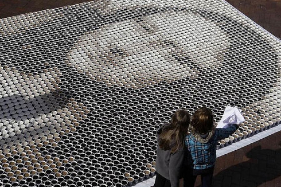 La Joconde recomposée avec des tasses de café